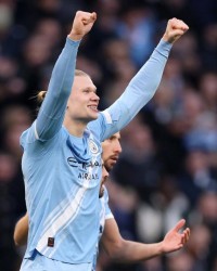 开云电子-打破安菲尔德魔咒！哈兰德传射建功，脱衣庆祝染黄，破32天球荒