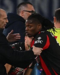 莱昂不满被换下！离场时不断抱怨，还推开阿莱格里