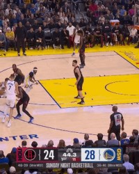 开云官方网站-库里扔了个&amp;quot;普通三分&amp;quot;，勇士球迷却集体破防