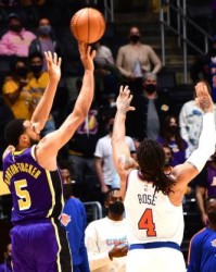 开云官方网站-在偶像面前完成准绝杀！生死关头塔克拯救湖人队