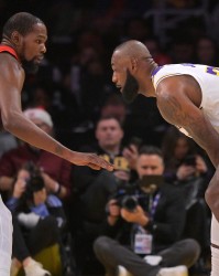 开云电子-昔日大小王！詹姆斯VS杜兰特生涯常规赛战绩19-11 季后赛5胜9负